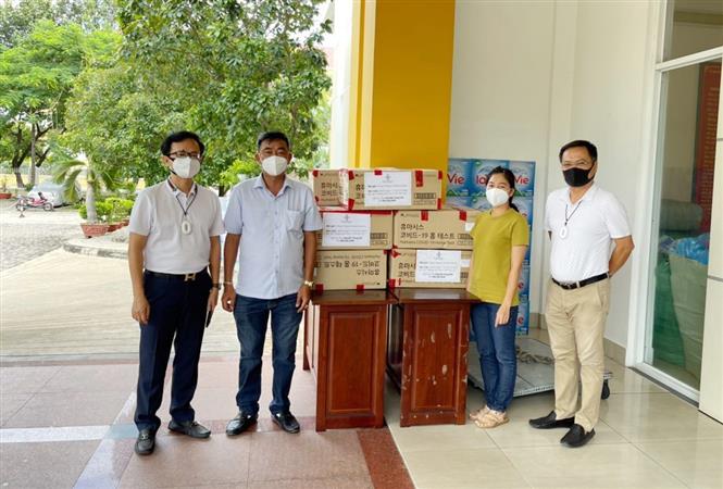 Overseas Vietnamese present face masks and test kits to Ho Chi Minh City